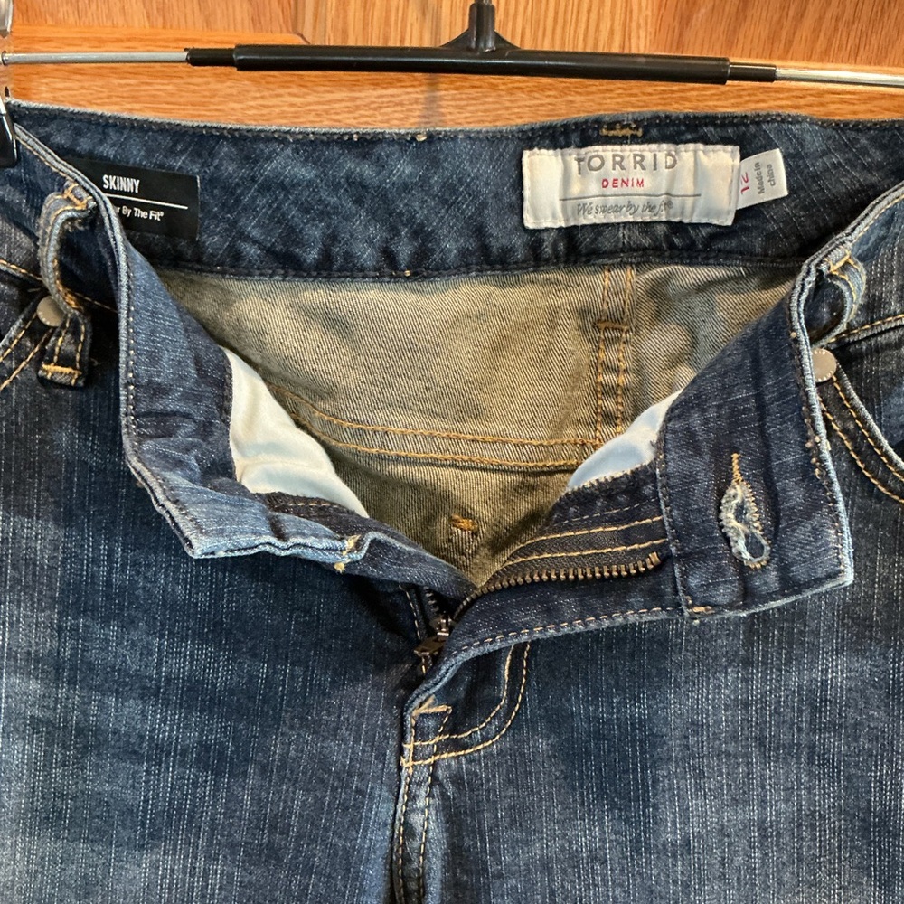 Torrid Cropped Capri Length Classic Skinny Dark Rinse Jeans Size 12 - Picture 7 of 7